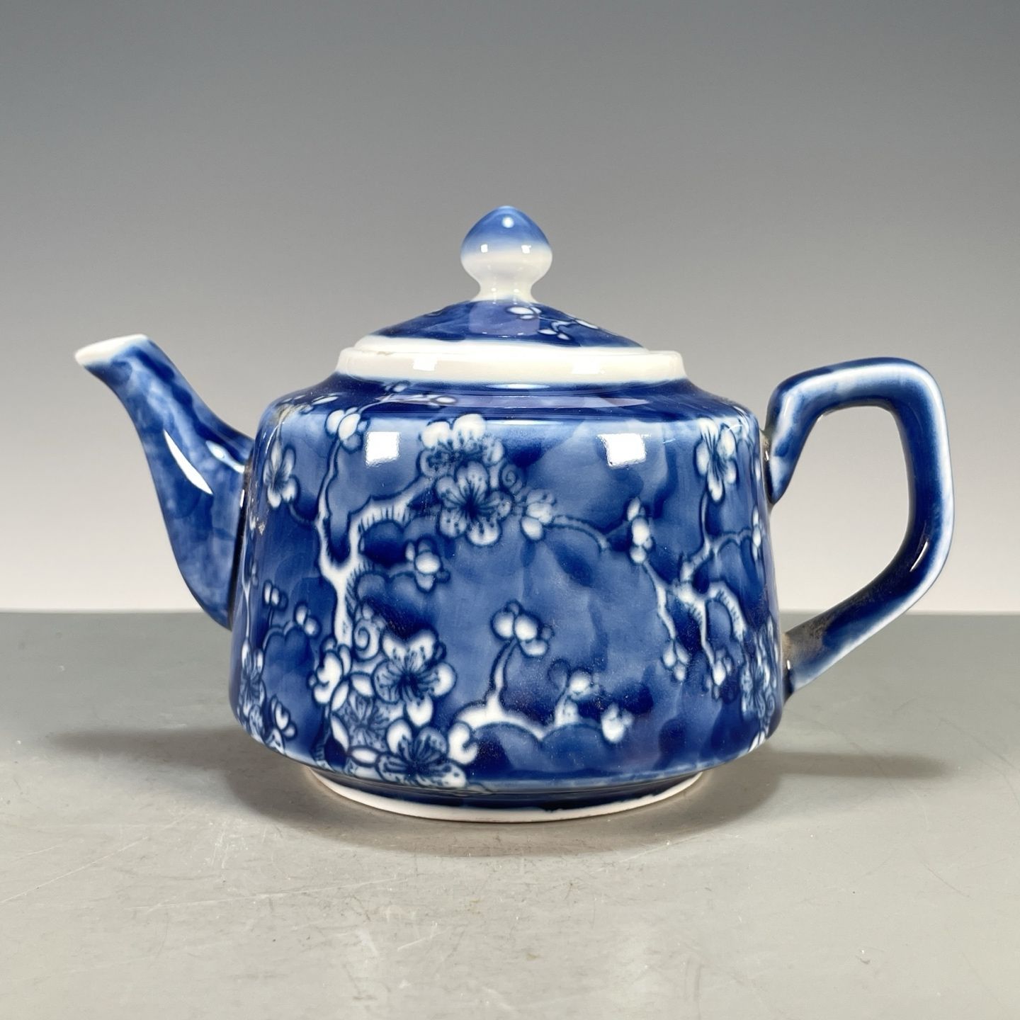 Vintage Collectible Pottery - Handbemalte Blau-Weiße Flache Porzellan-Teekanne mit Eisblüten-Blumenmuster