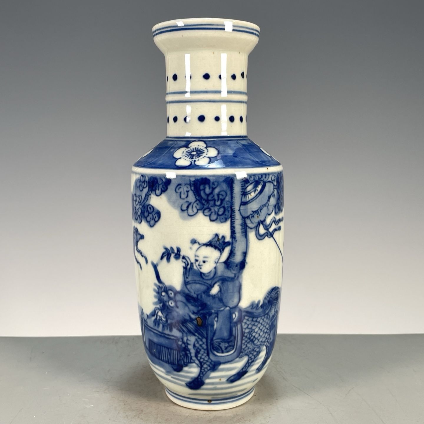 Vintage Collectible Pottery - Blau-weiße Porzellan-Rouleau-Vase, handbemalt mit Qilin-Motiv, Vintage-Keramik,